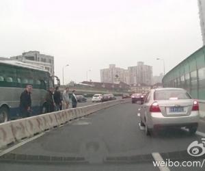 6名外国人在上海高架桥上集体小便
