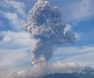 墨西部“烈焰火山”大喷发 灰尘如雨从天而降