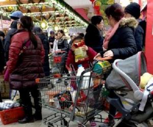 暴风雪袭击纽约 华人挤爆超市抢购食物