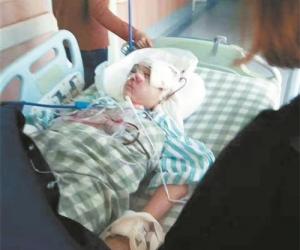 泉州男子因怀疑孩子划伤爱车 抡锤砸人泄愤被刑拘