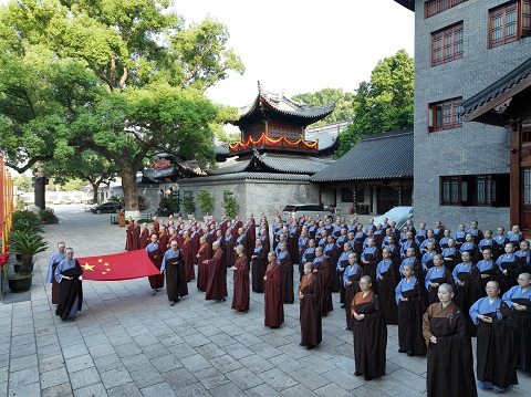 2022年10月1日温州太平寺举行升国旗仪式 