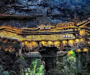 外媒惊叹！广西这个村把天坑“坑底”变成发展“高地”