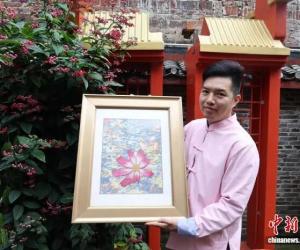 广西壮锦织锦工艺将西方色彩“移植”到丝绸上