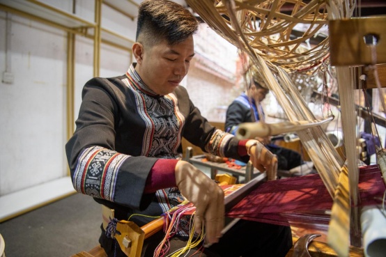 广西忻城真丝壮锦艺术令人叹为观止